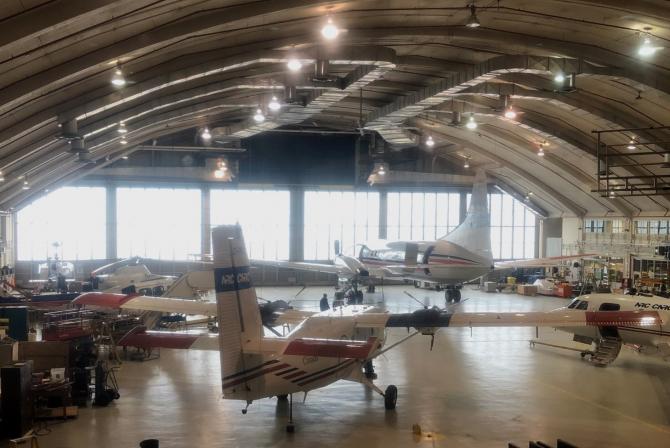 Une flotte d’aéronefs de recherche remisée dans le hangar