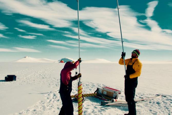 Deux chercheurs sur la glace avec de l'équipment