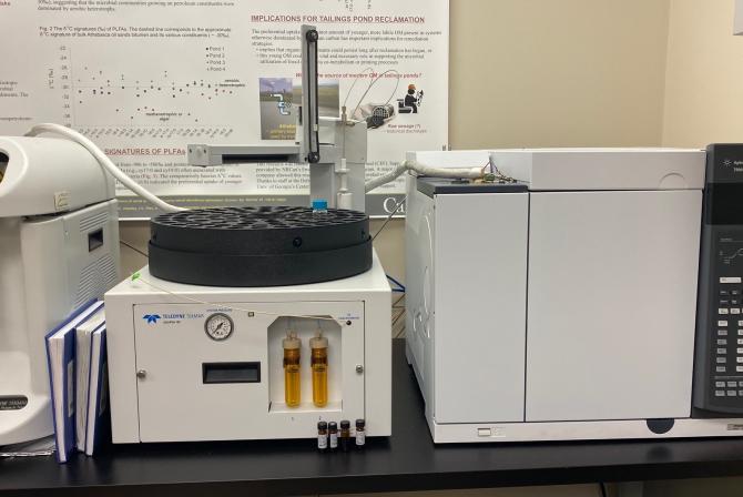 Un appareil analytique Purge and Trap et un chromatographe en phase gazeuse dans le laboratoire