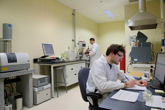 Deux personnes au travail dans un laboratoire