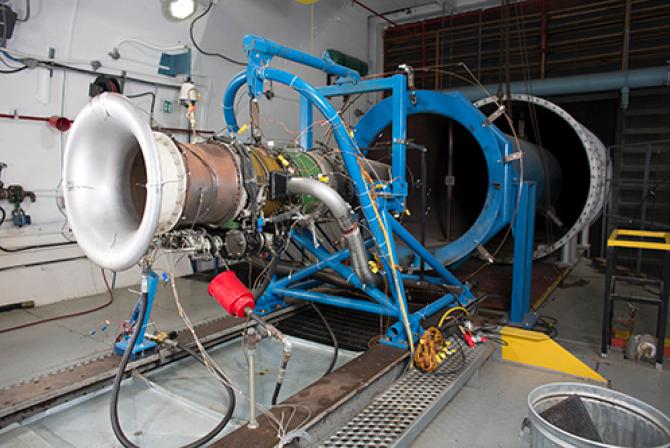 Un réacteur à double flux installé dans une cellule d’essai pour moteurs