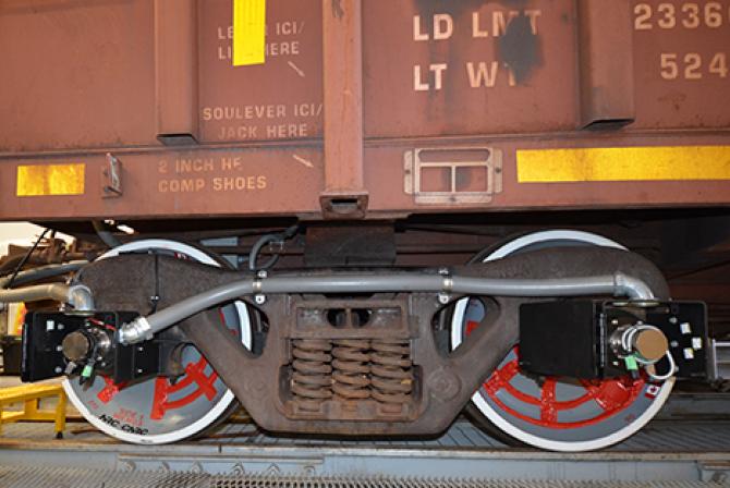 Deux des essieux montés instrumentés du CNRC installés sur un wagon de marchandises.