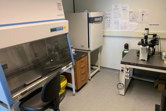 Instrumentation dans un laboratoire, y compris une hotte de culture cellulaire.