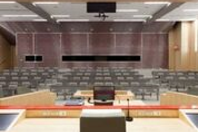 La salle d'audience vide, prise de vue de derrière le bureau du juge 