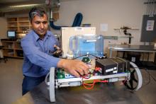 Un chercheur travaille avec des instruments dans un laboratoire