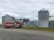 Camion de pompier, conteneurs et silos à grains