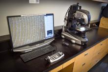 Infrastructure de recherche-microscope optique relié à une station de travail.