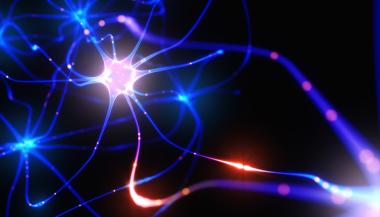 Illustration 3D de neurones interconnectés, parcourus de signaux lumineux censés représenter la transmission de l'influx nerveux. 